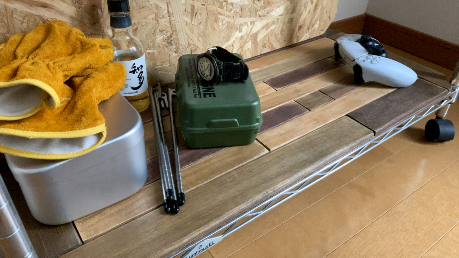 メタルラックの敷板にスノコ板を使用