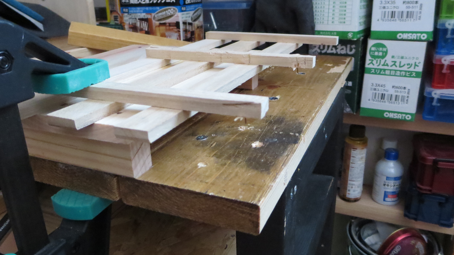 作業台に土台を準備してスノコを置く