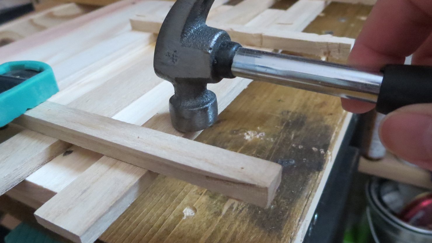 金槌を使用してスノコをバラす