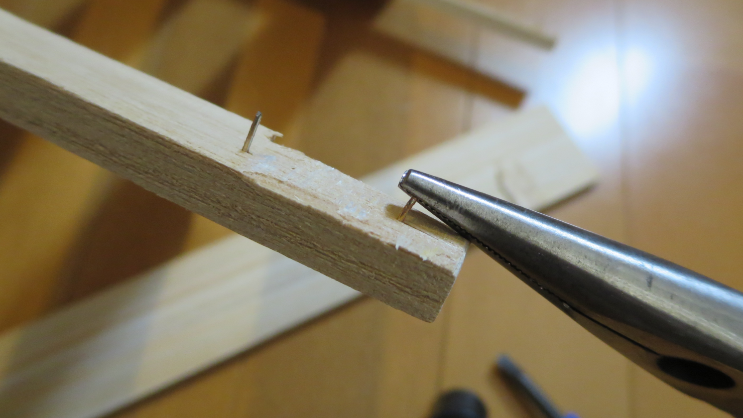 木材に残っている釘を引き抜く