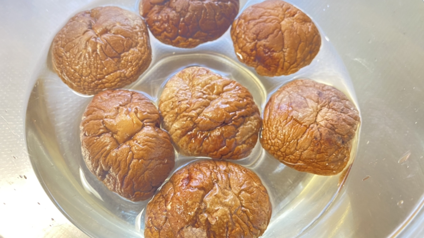 水につけた干し椎茸