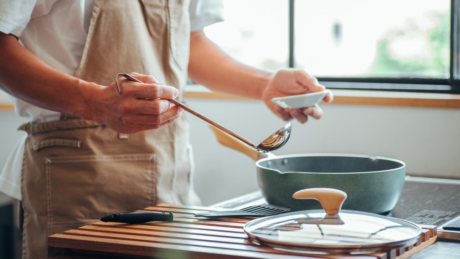 料理中の男性の様子