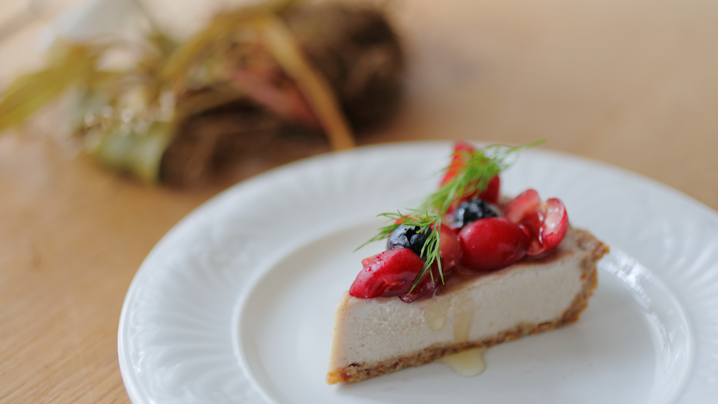 さくらんぼとブルーベリーがのったローケーキは、さっぱりとした甘さにナッツの濃厚さが絶妙なバランス