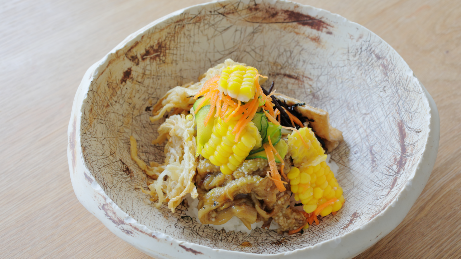 野菜のちらし寿司はお吸い物付き(要予約)。デザートとドリンクがついた、野菜のちらし寿司セットもあるそう