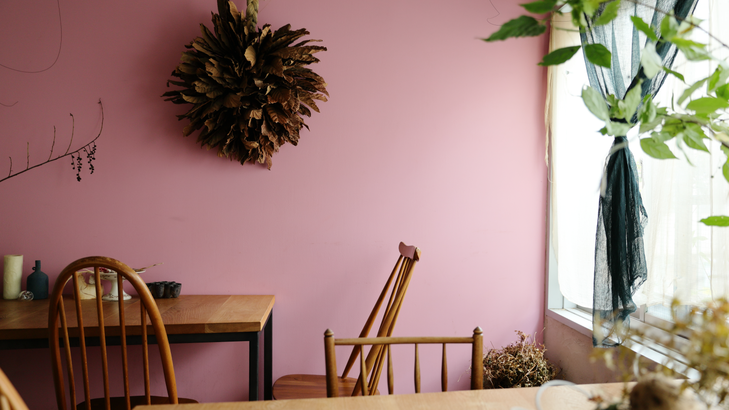 ピンクの壁がかわいい「宇」の店内。街の賑わいから少し離れて贅沢な時間を過ごせる