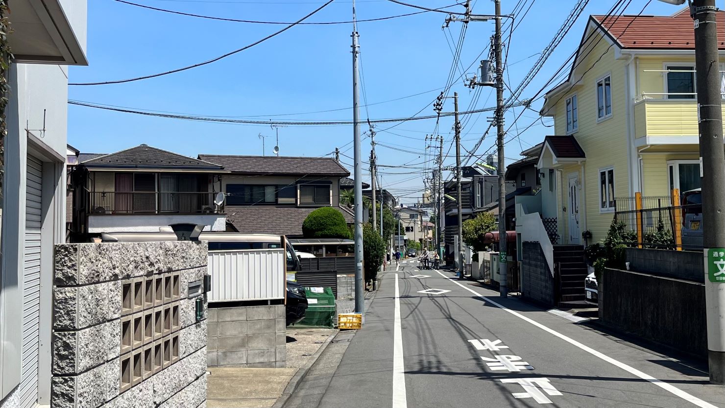 国道246号線から1本道を入ると閑静な住宅地が広がる