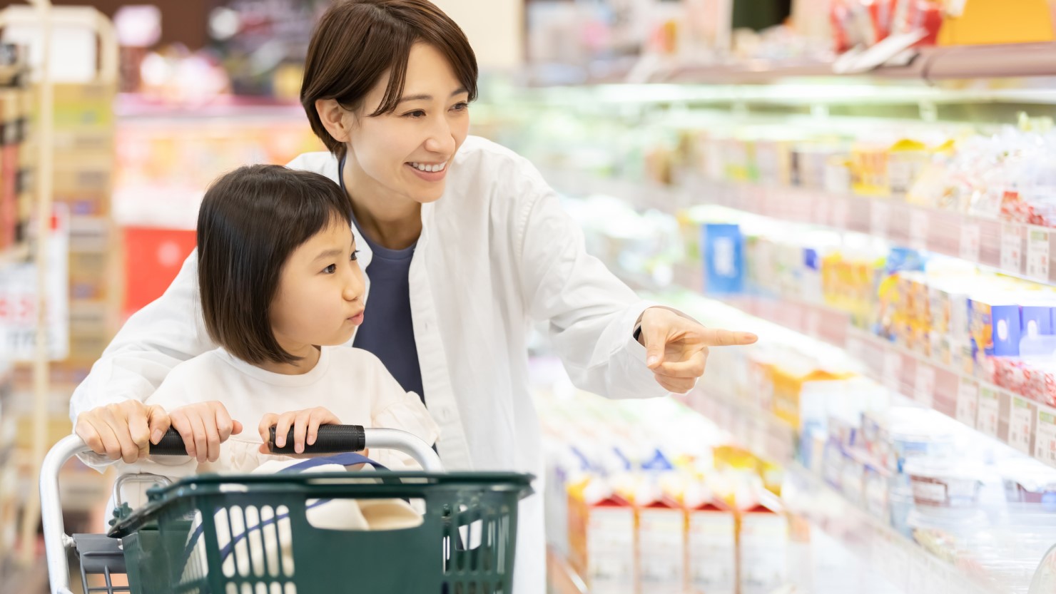スーパーで買い物をする親子