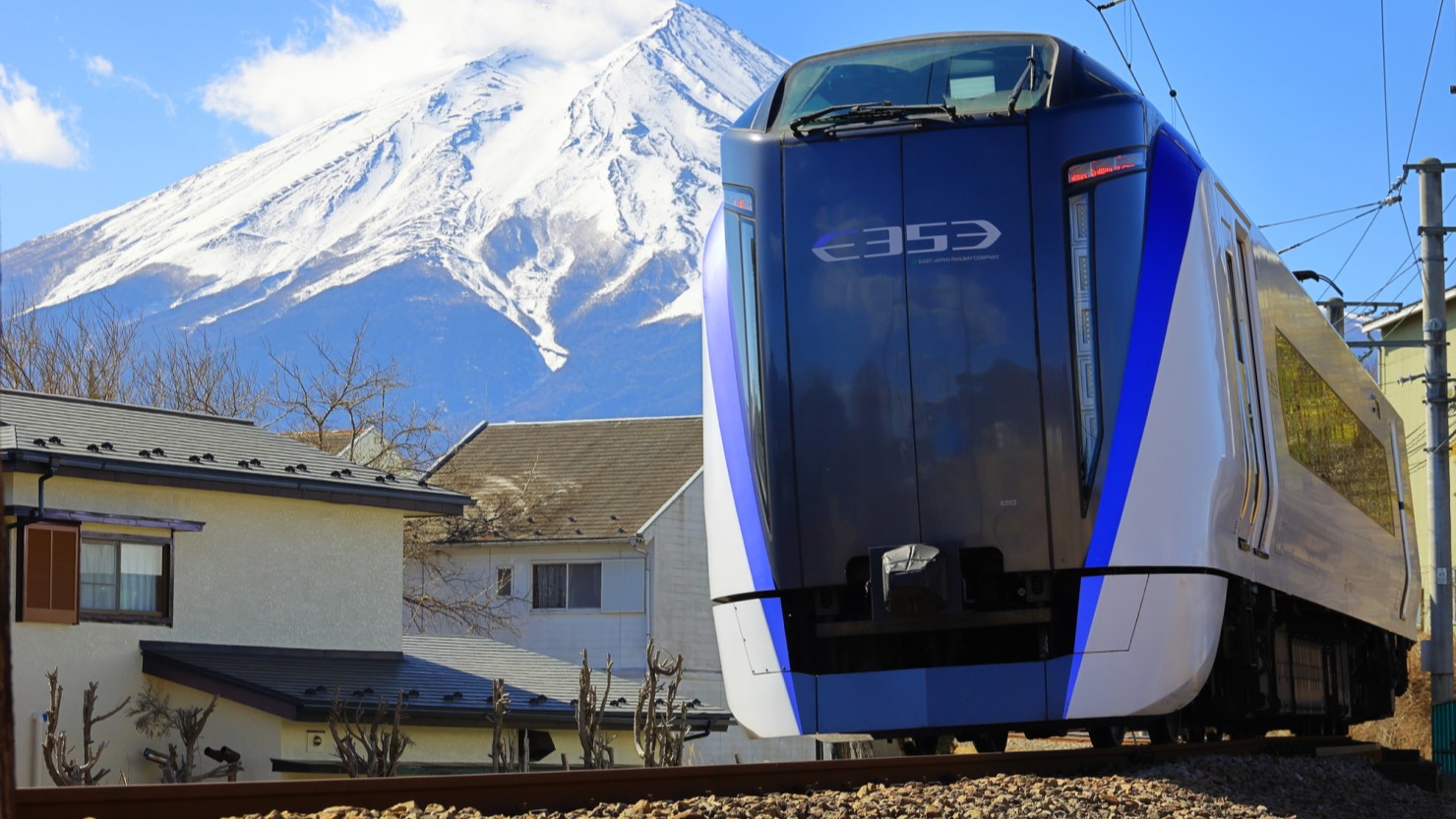 JR特急列車を使えば甲府駅から約1時間半で新宿に行ける