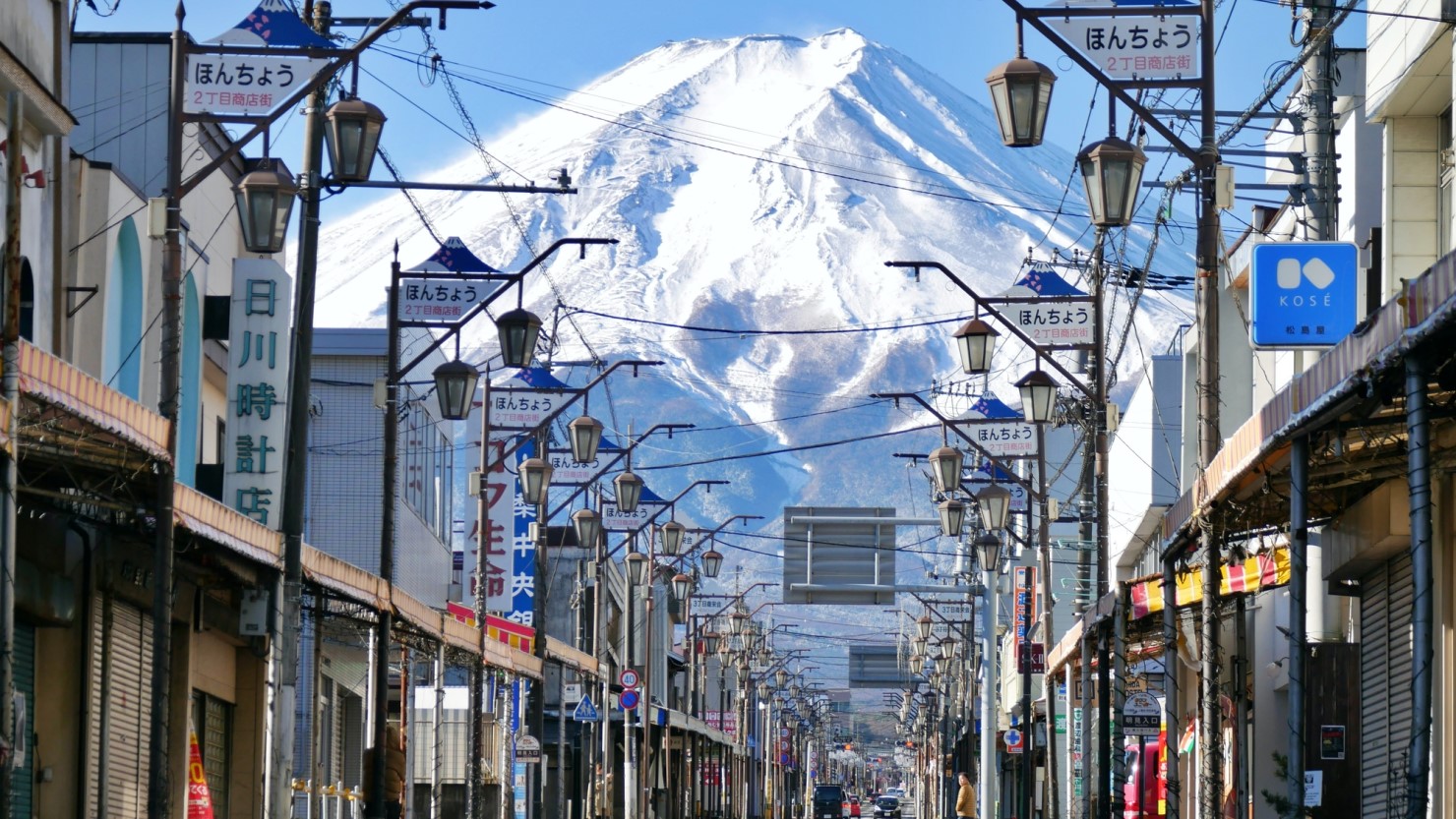 富士吉田市の商店街からは壮大な富士が見える