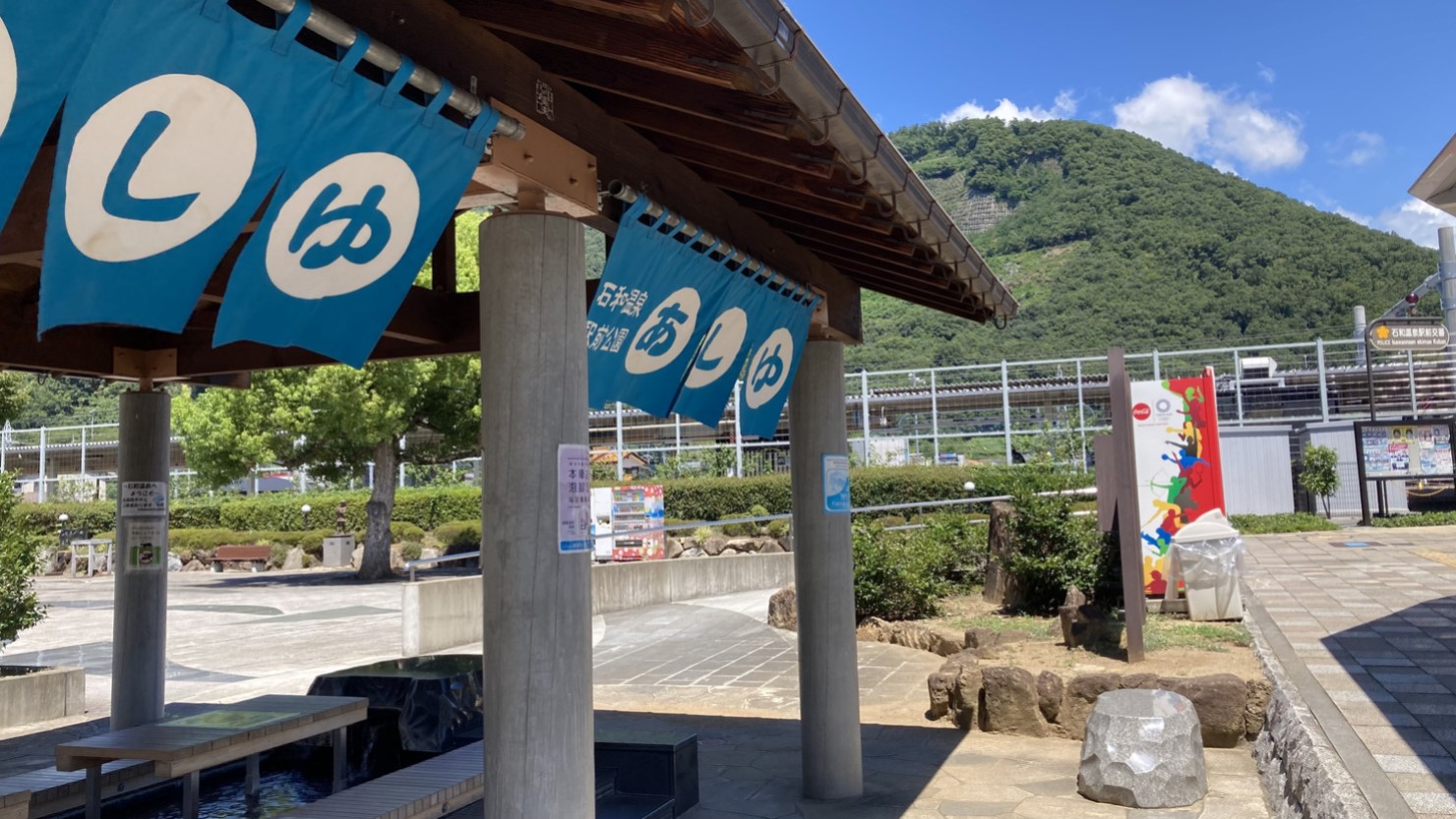 石和温泉駅には誰でも自由に利用ができる「足湯」が人気