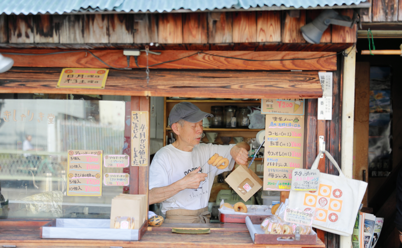 大阪・昭和町、昔懐かしいドーナツ屋「あたりきしゃりき堂」店主に聞く、時代が交差する町の暮らし