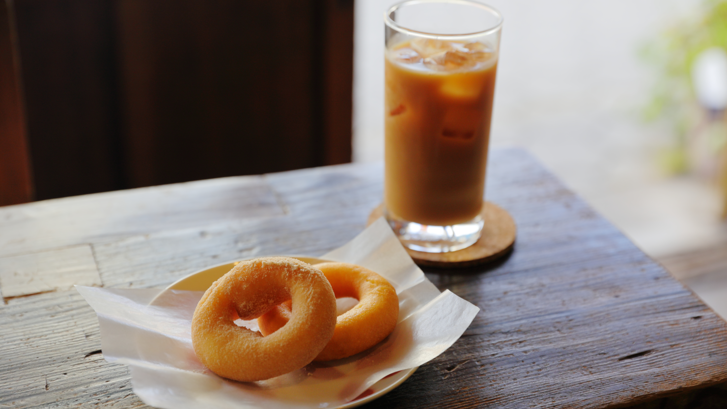 店内でイートインも可能。ドリンクとセットでドーナツが1つ70円に