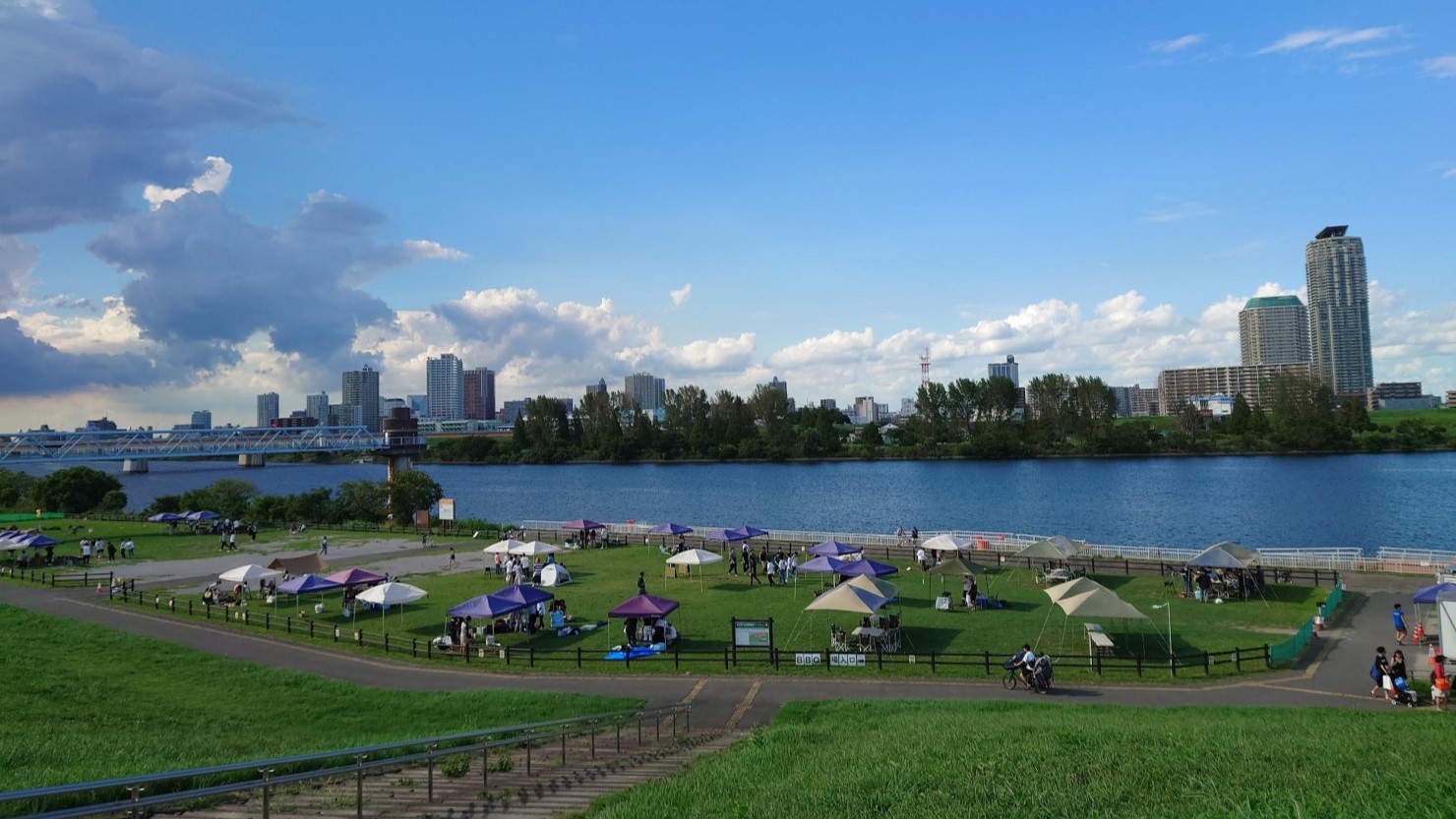 荒川沿いのバーベキュー場
