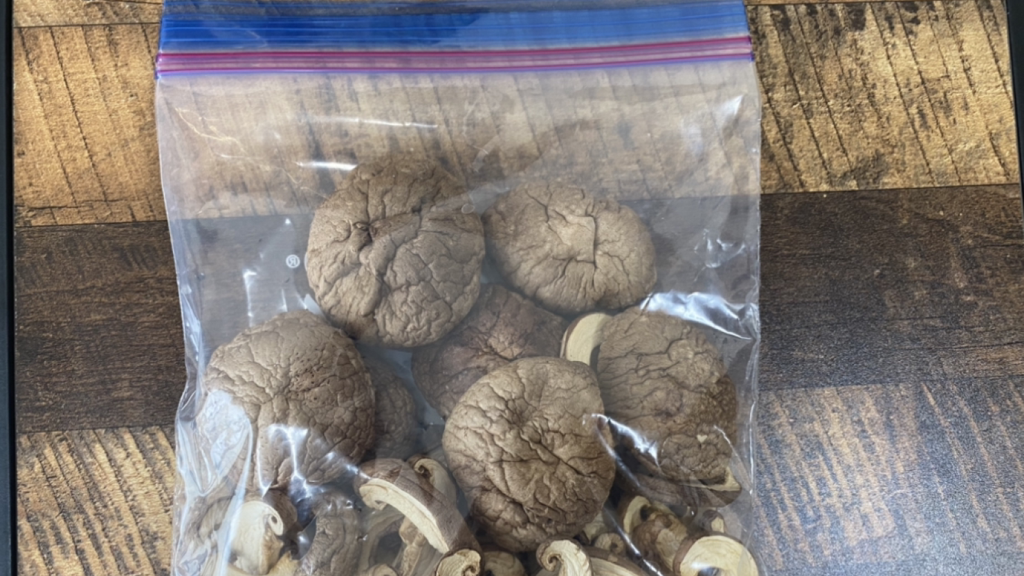 密閉できる袋に入れた干し椎茸