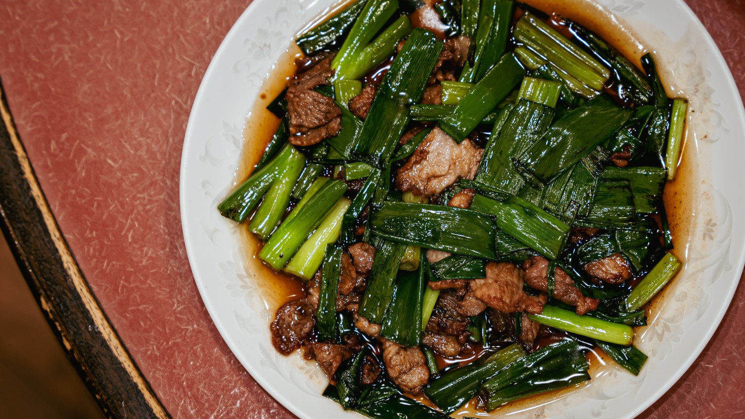 カリカリの肩ロースの旨味と香ばしいネギが絶妙な人気メニュー「豚肉とネギ炒め」