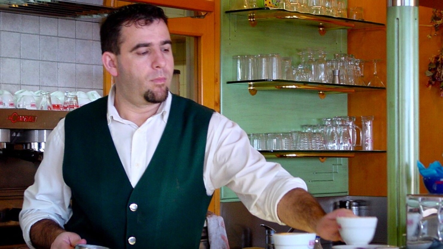 熱くしてね！とお願いしてもぬるいカプチーノが出てくる　© Attico