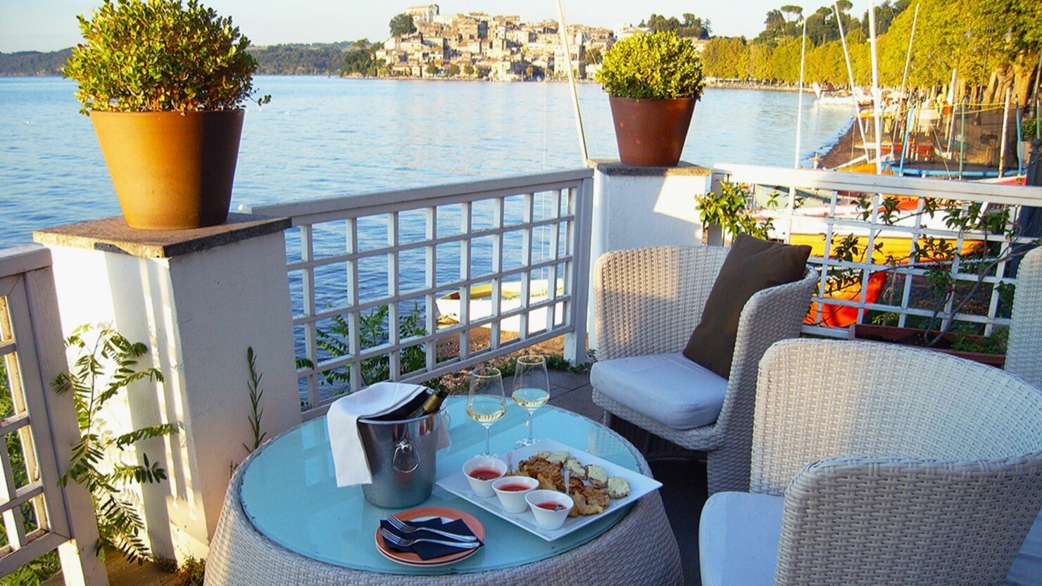 「アペリティフは外で」がお決まりのイタリア　© Attico