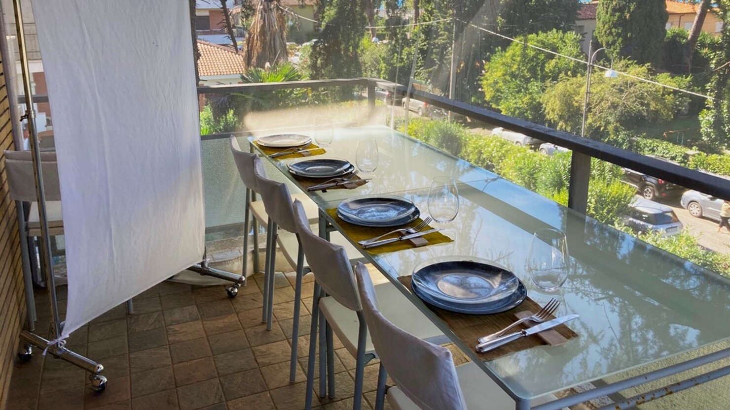 ベランダ全体に蚊帳を張って夜でも活用できる快適なスペースに　© Attico