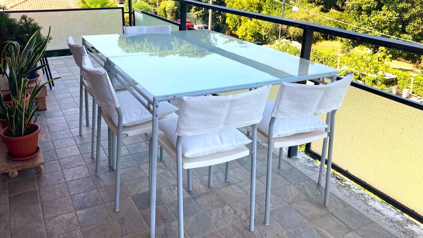 派手なアレンジは避け、周囲とのバランスを崩さず、楽しいベランダライフを楽しみましょう© Attico