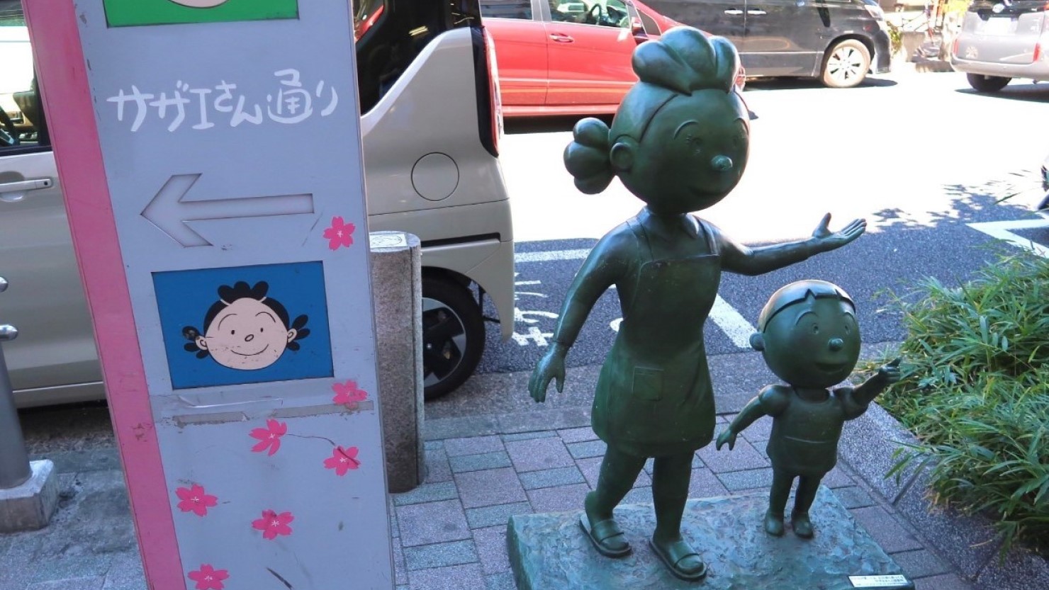 桜新町駅を出てすぐにあるサザエさんの銅像