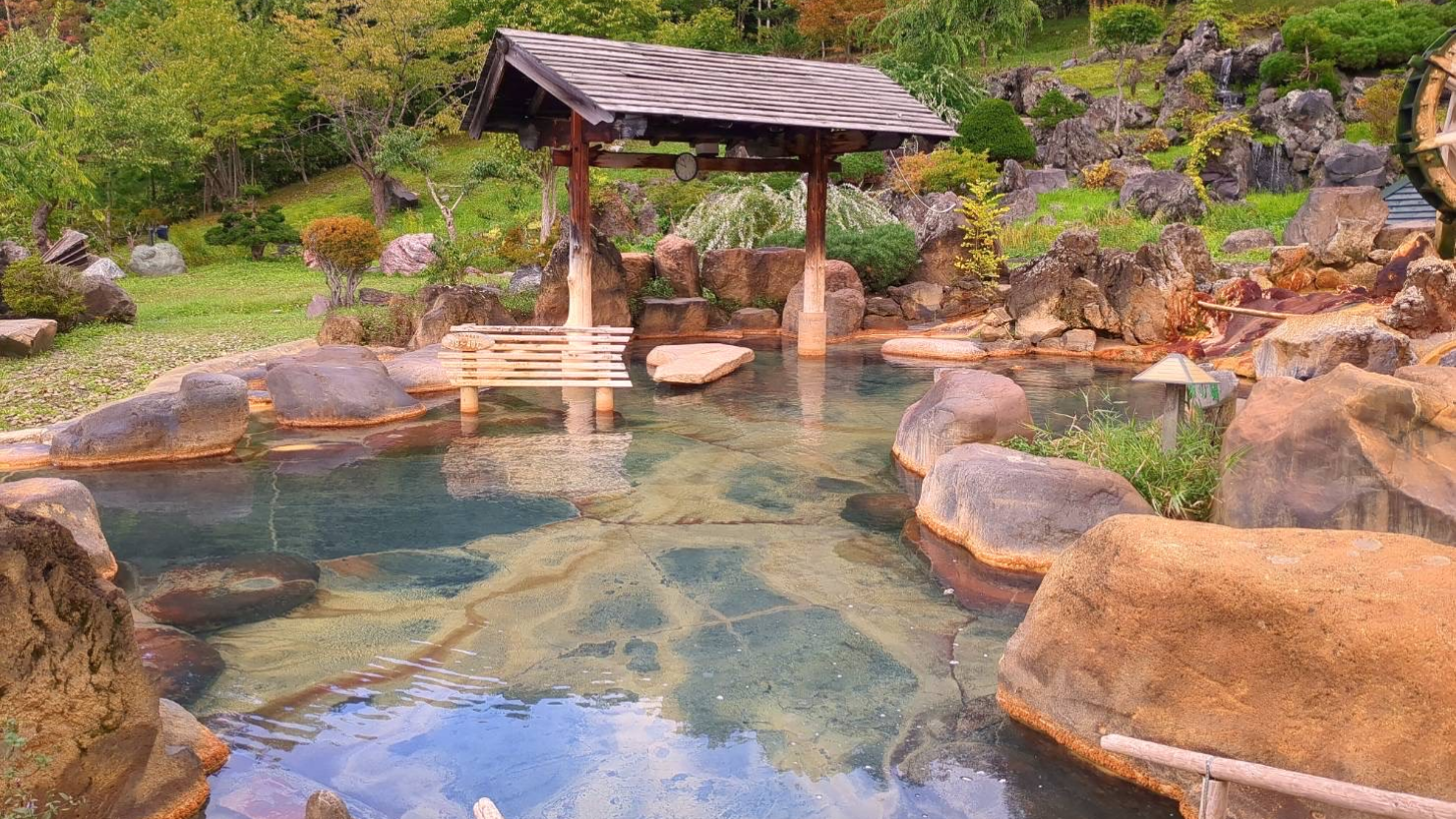 「無意根の湯」の露天風呂（豊平峡温泉提供）