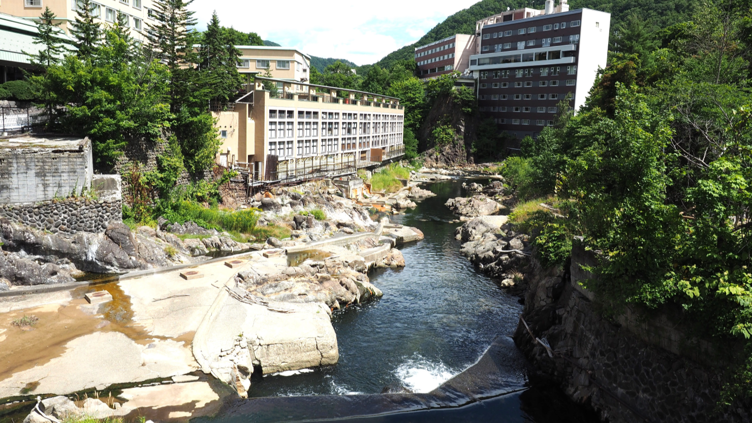 定山渓温泉には大型の温泉宿が立ち並ぶ
