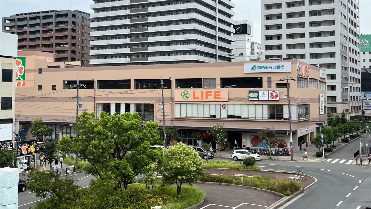 駅前のスーパー「ライフ」
