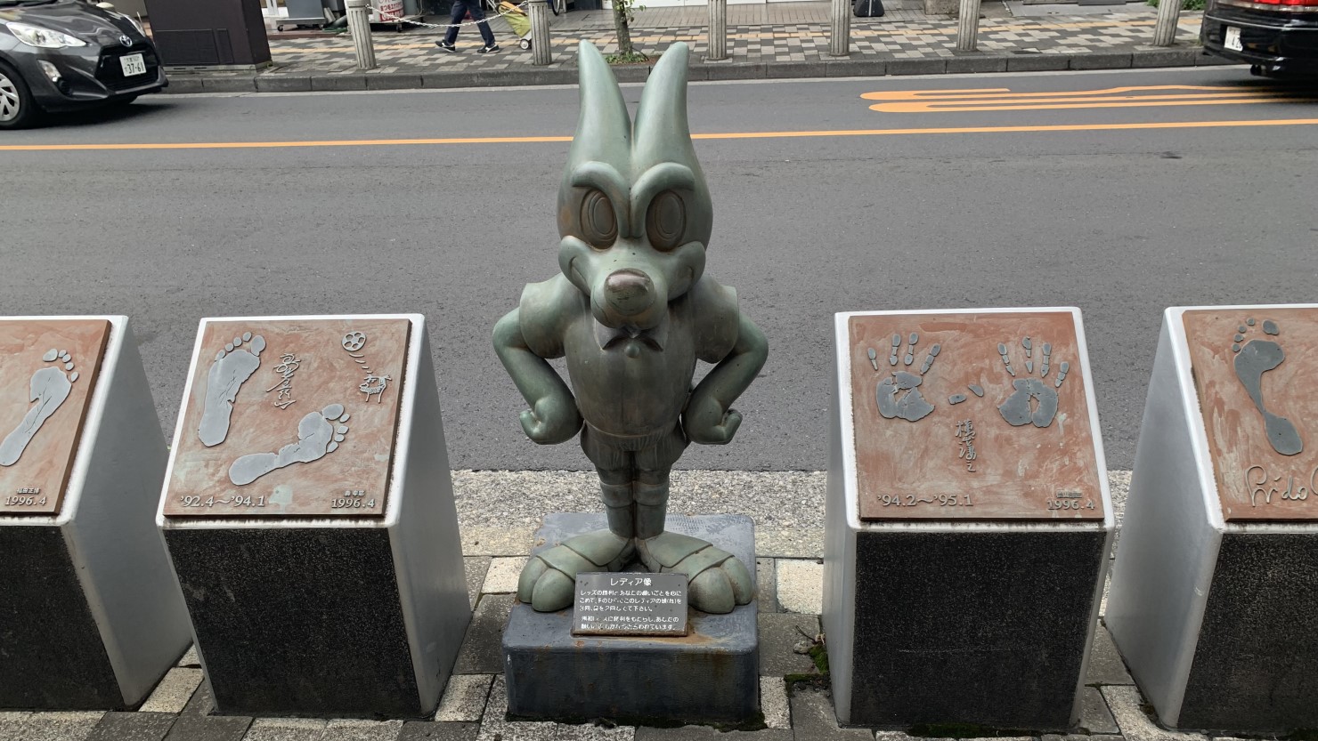 「レディア」の像と、選手の足形と手形のモニュメント