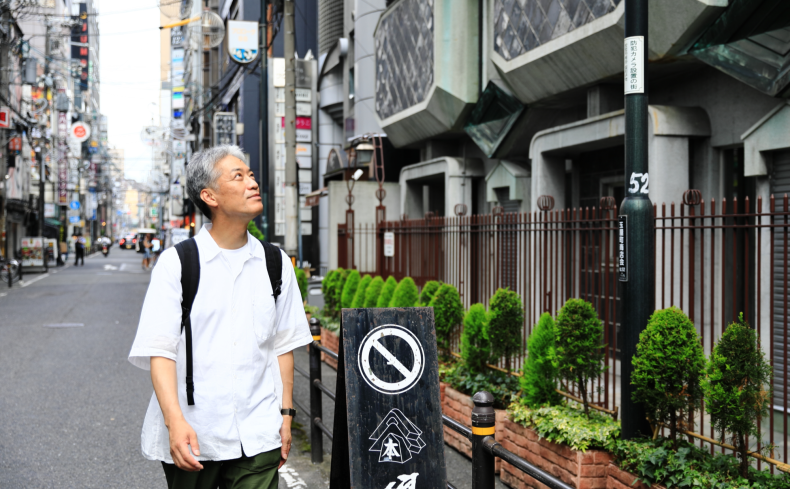 建築家・高岡伸一さんと歩く、ミナミの繁華街の歴史を感じる建築【大阪まちあるき 第5回】
