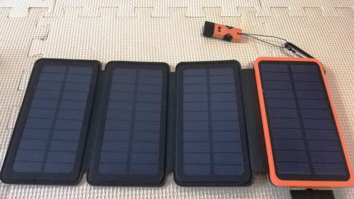 私が使っているモバイルソーラーバッテリー　　© Satoko Kamisawa
