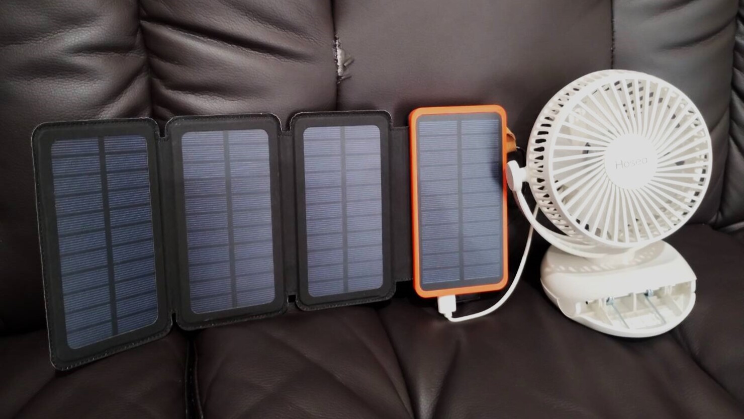 モバイルソーラーバッテリーから卓上型扇風機に充電中　© Satoko Kamisawa