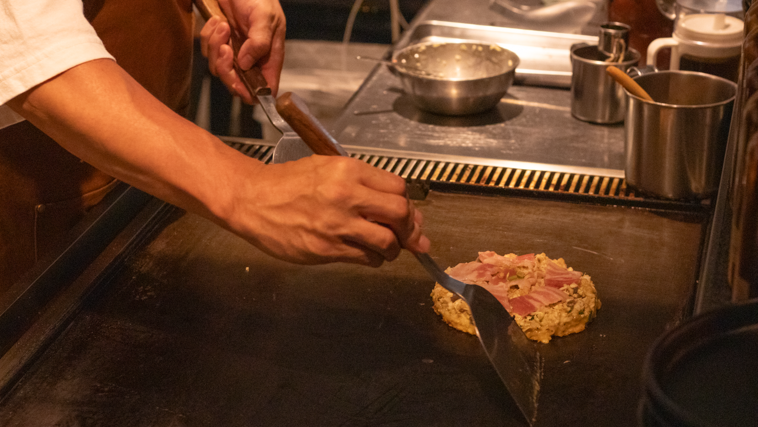 あまりにも美しいお好み焼きは、20分ほどかけて丁寧に焼かれる