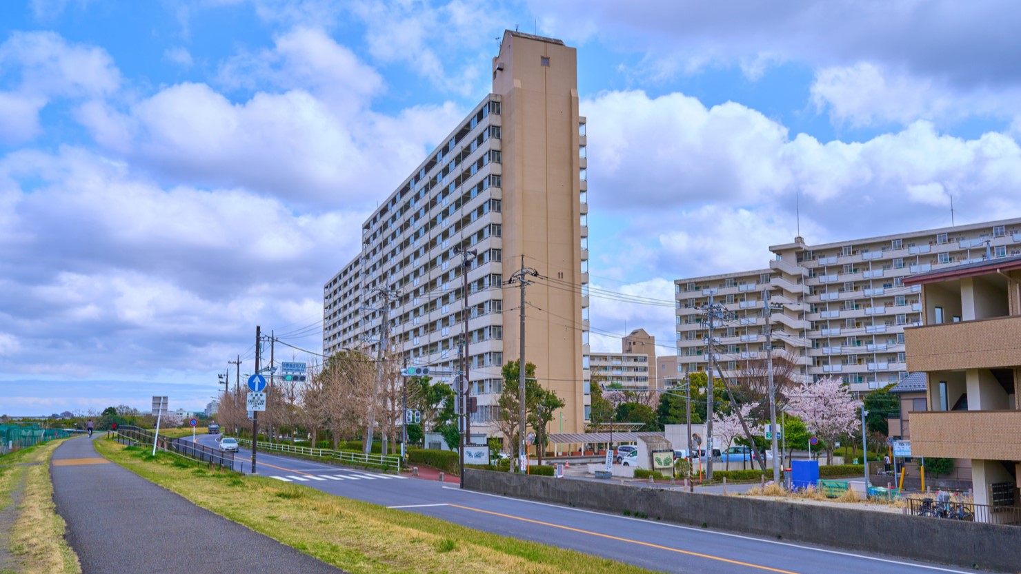 中野島住宅と多摩川遊歩道