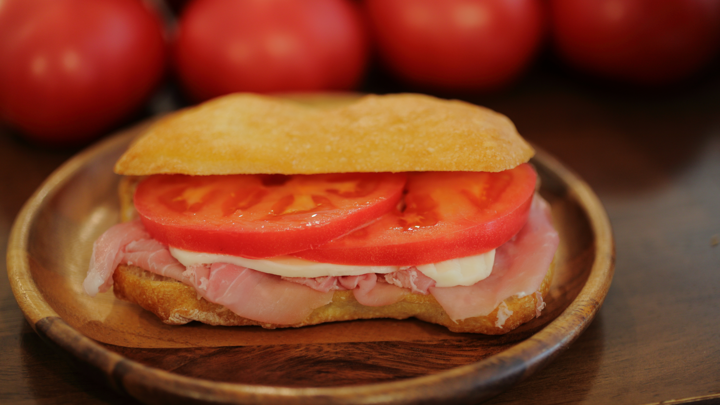 生ハム・トマト・モッツァレラチーズのパニーノ（700円）。みずみずしいトマトにハムの塩っけとモッツァレラのまろやかさが合わさる絶妙なおいしさ