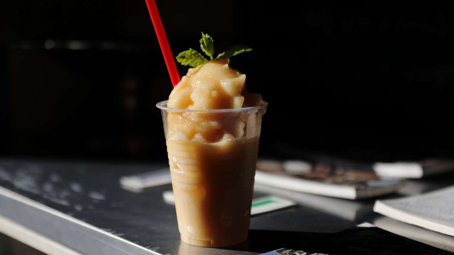 季節限定の桃のグラニータ（600円）。この日も、グラニータを食べながらおしゃべりを楽しむ常連さんの姿が