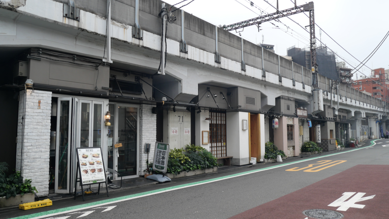 飲食店が軒を連ねる