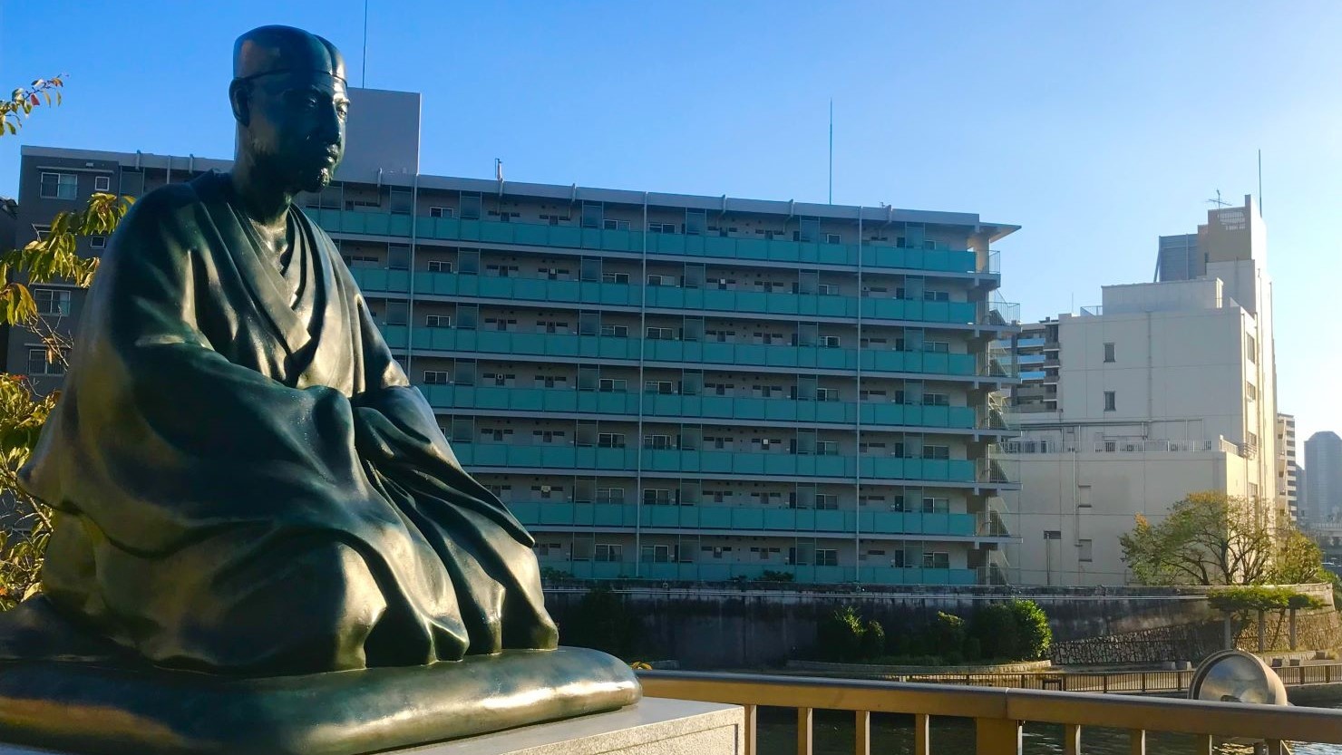 隅田川を望む松尾芭蕉像