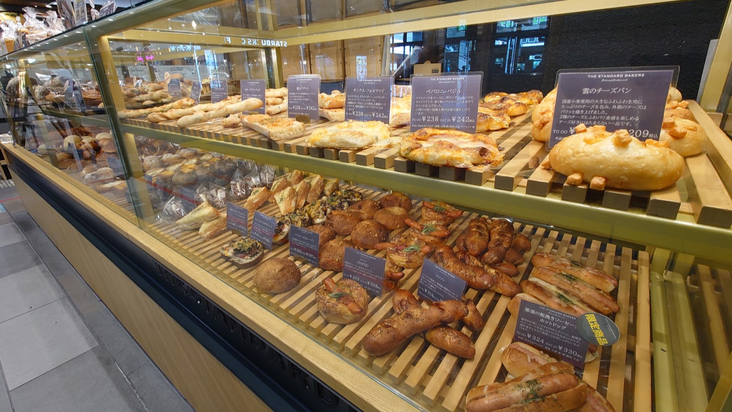 ショーケースに並ぶパンは種類豊富