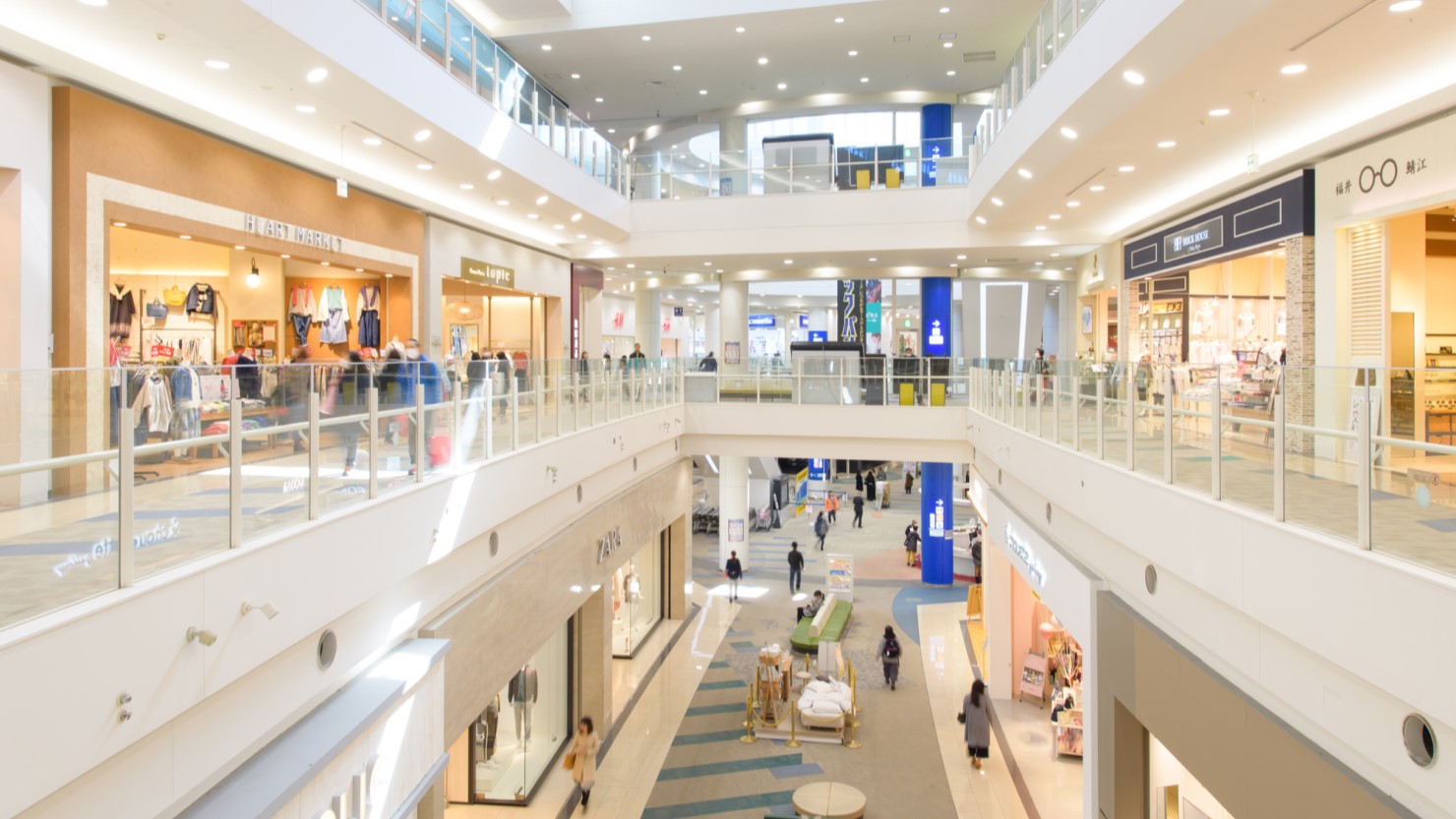 買い物・食事・遊びのすべてが叶うショッピングモール