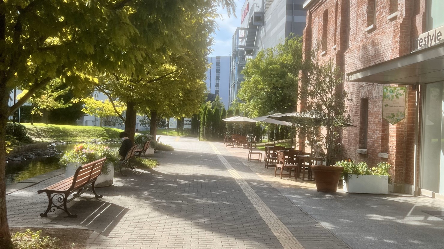 ノリタケの森の木々に囲まれたベンチ