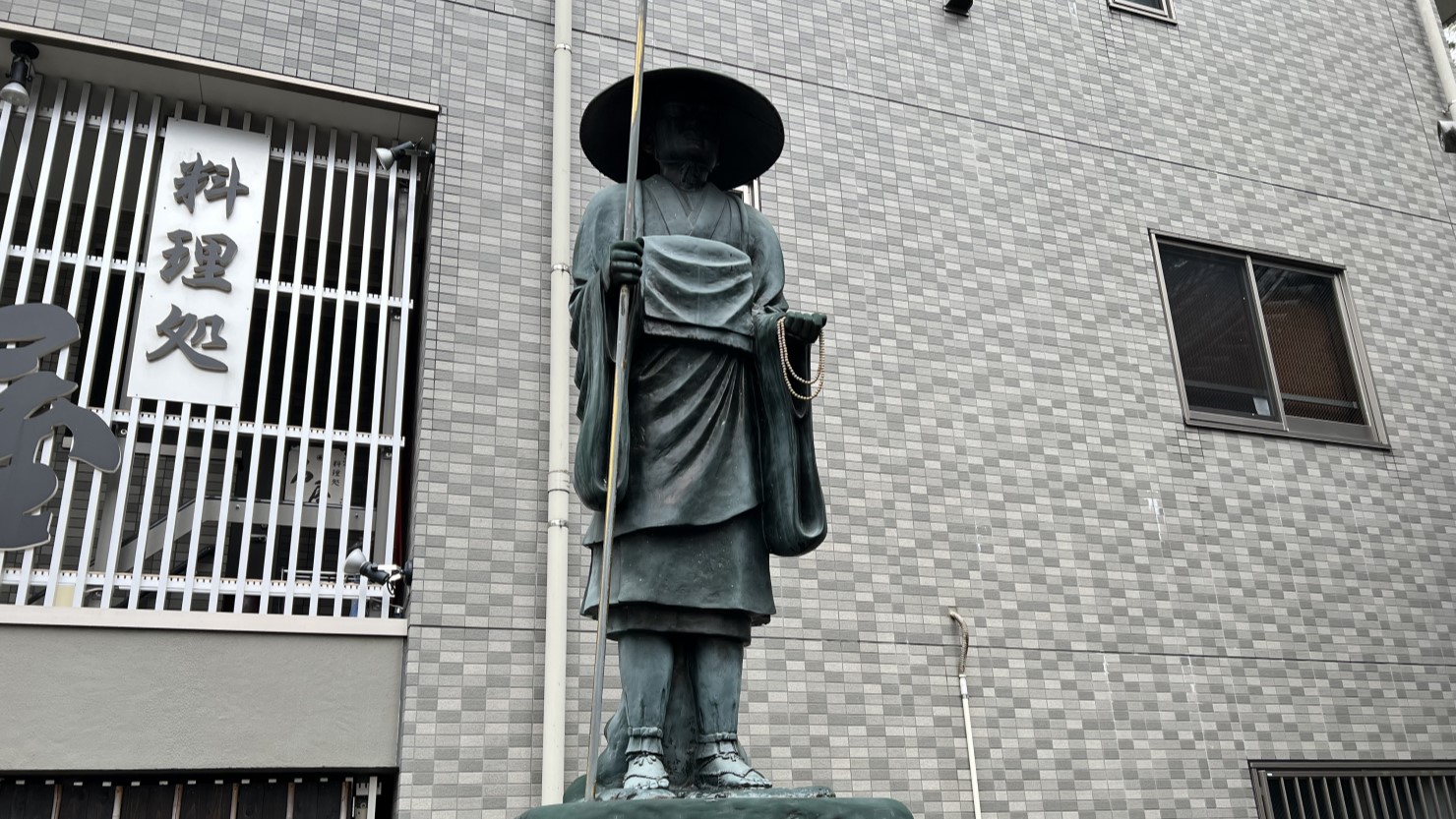 玉蔵院山門の脇に佇む像