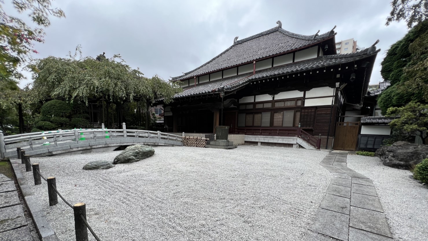 玉蔵院の枯山水と本堂