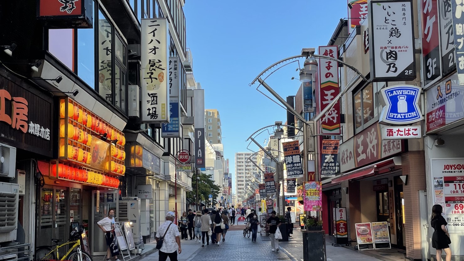 本厚木北口の一番街の様子