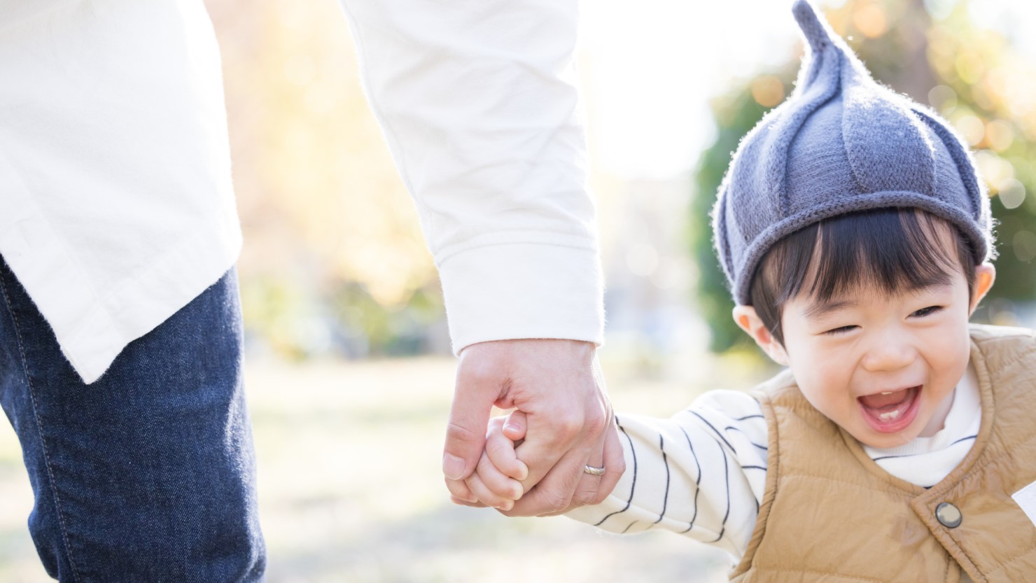 公園ではしゃぐ子ども