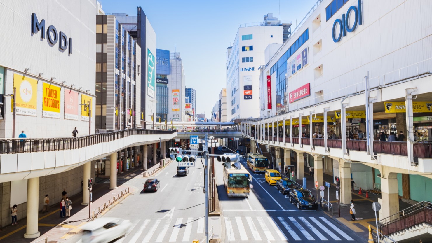 商業施設が立ち並ぶ町田駅前通り