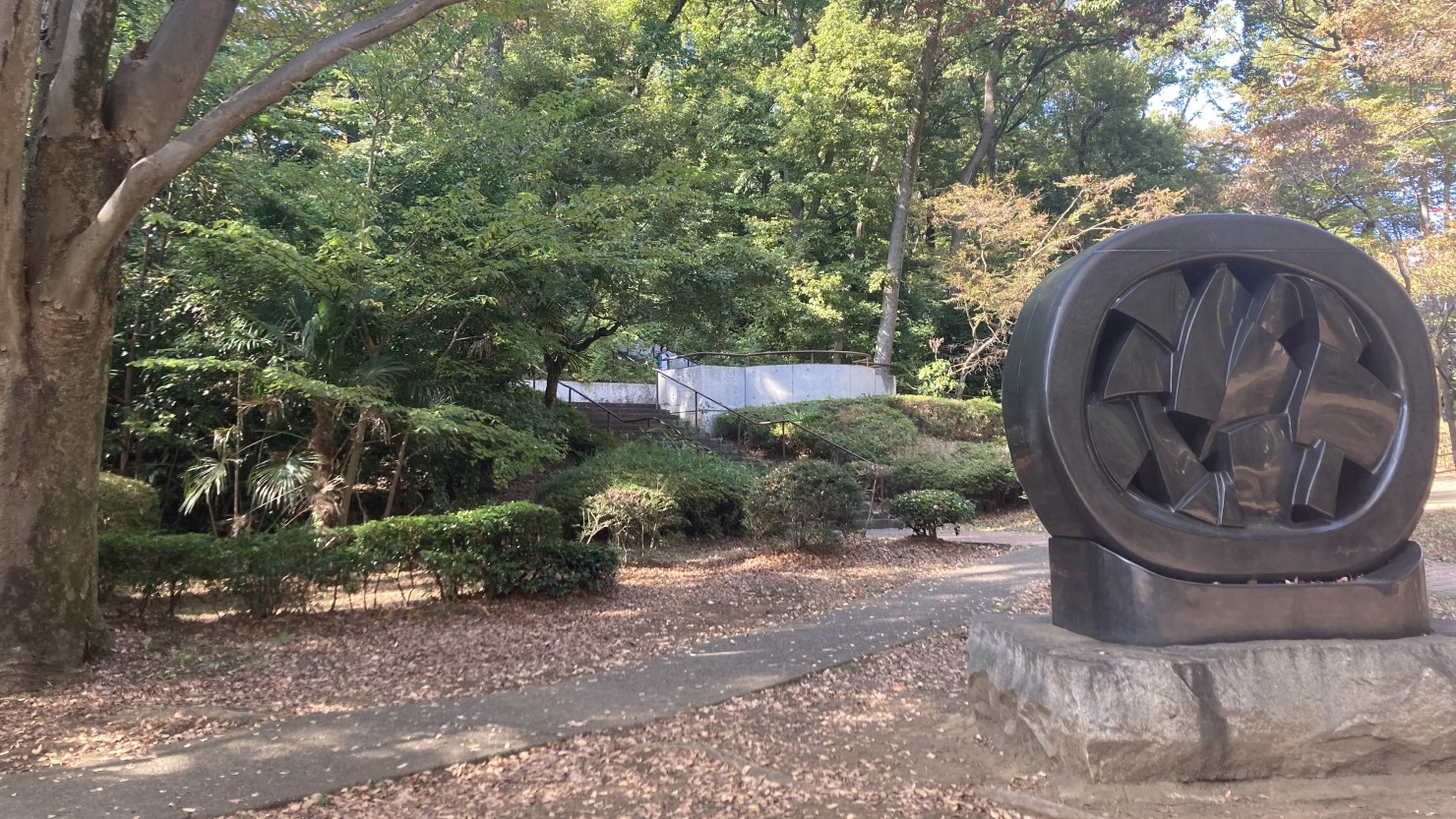 芹ヶ谷公園内の国際版画美術館近くのオブジェ