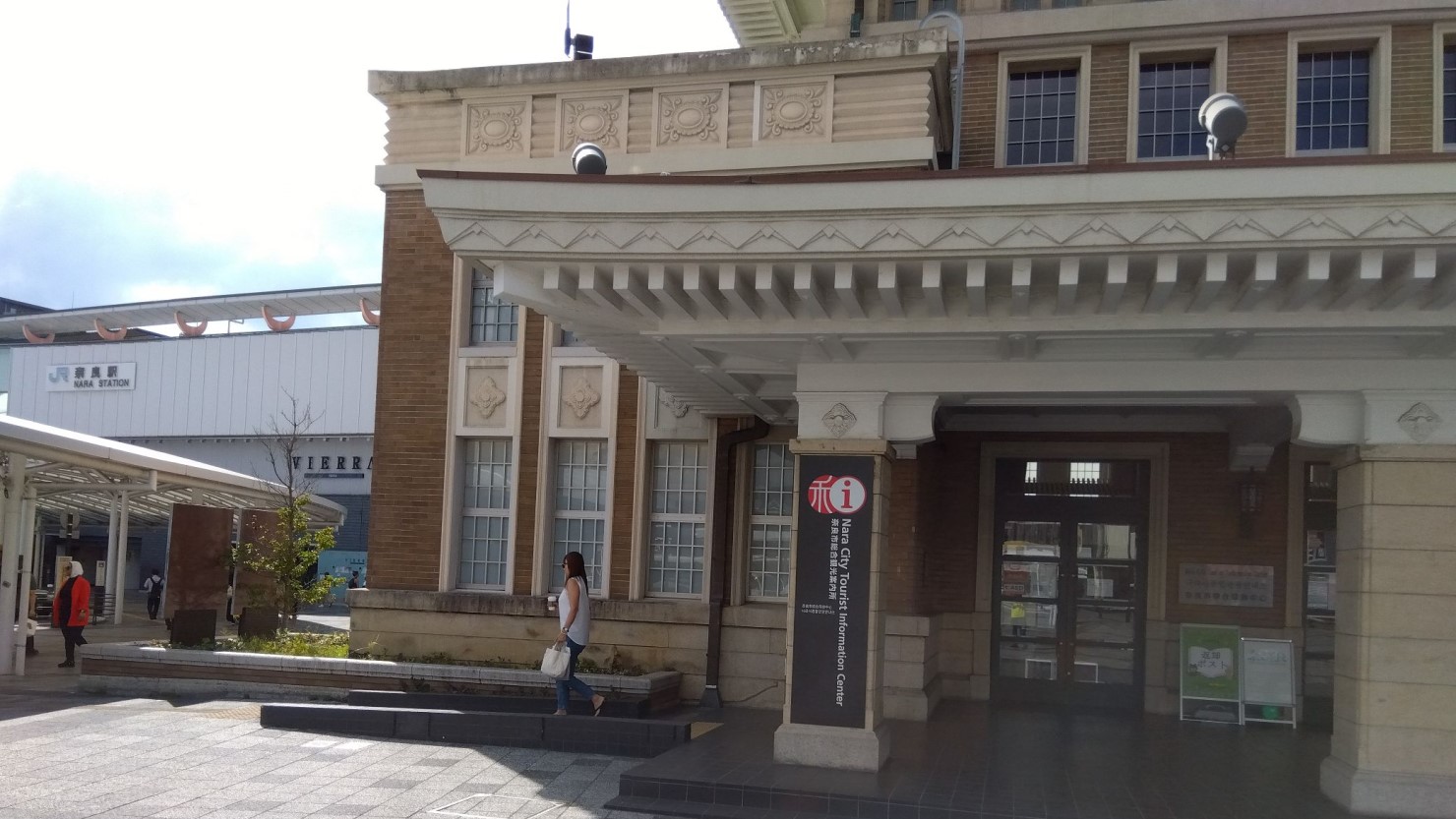 寺院を模した先代の駅舎を使用した奈良駅の総合観光案内所