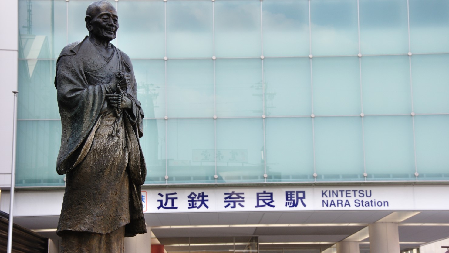 近鉄奈良駅前の行基像