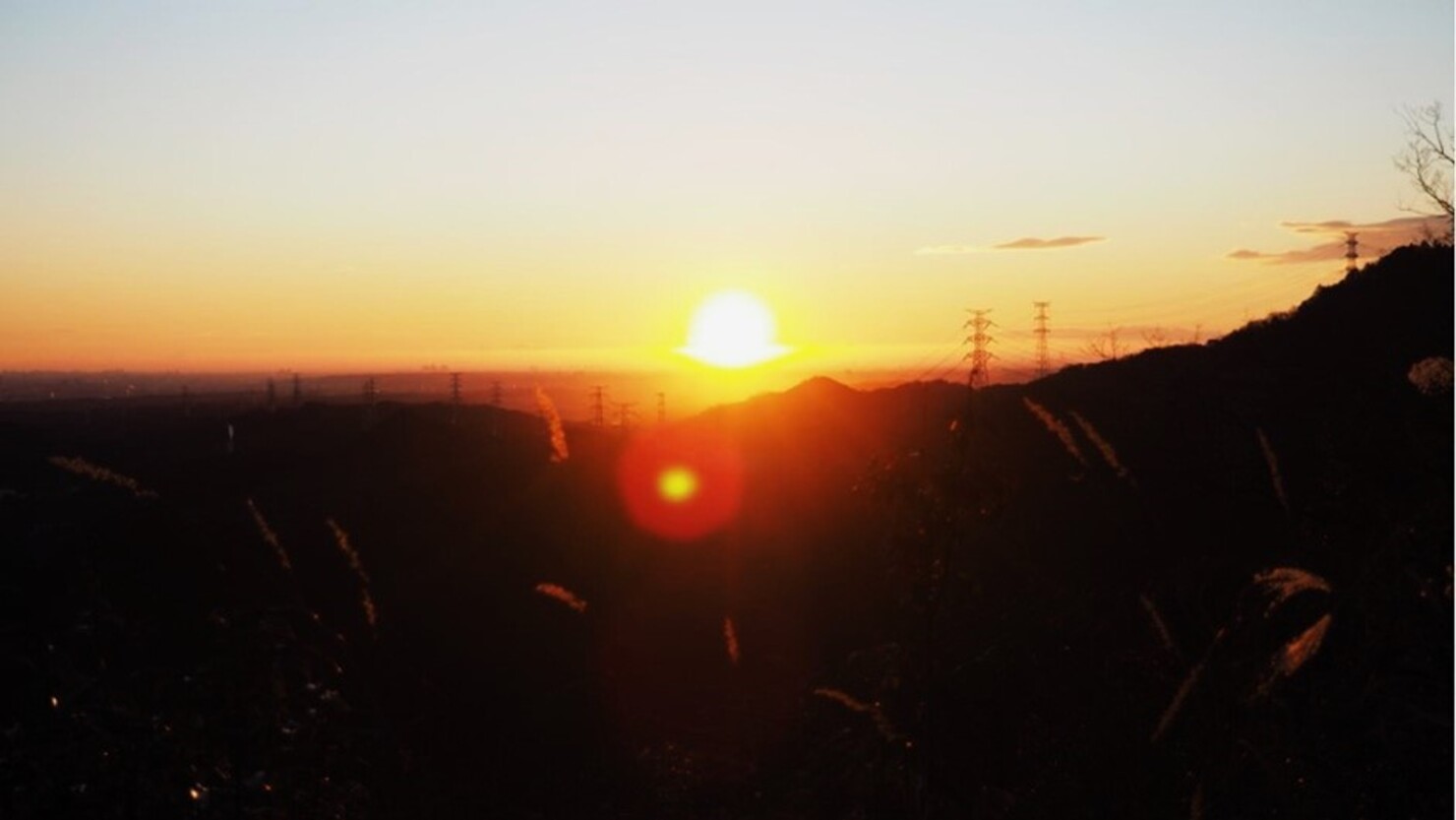 あきる野市城山山頂からの朝日   © 岸はつみ