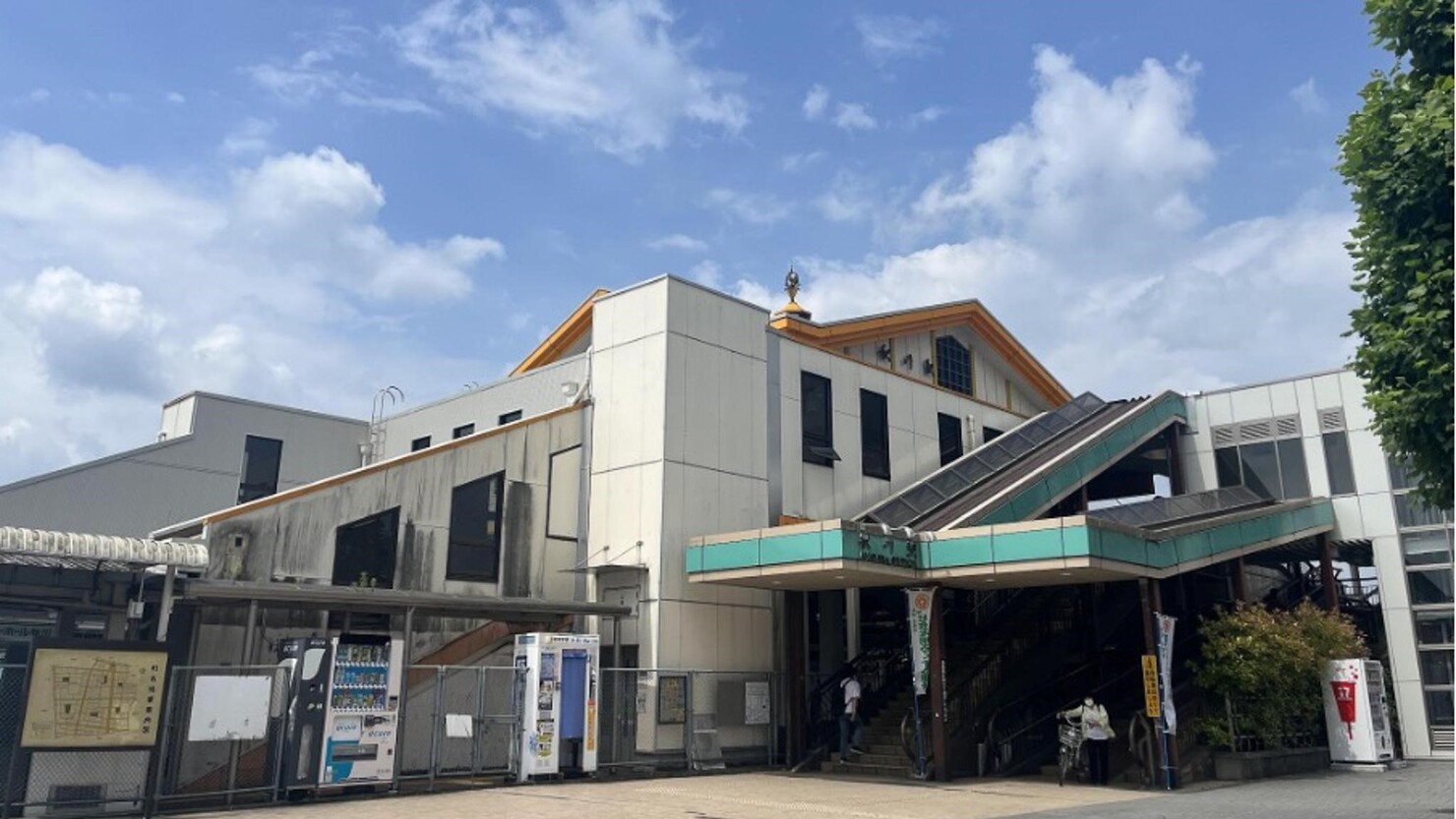 あきる野市の中心駅として栄えるJR五日市線の秋川駅     © 岸はつみ
